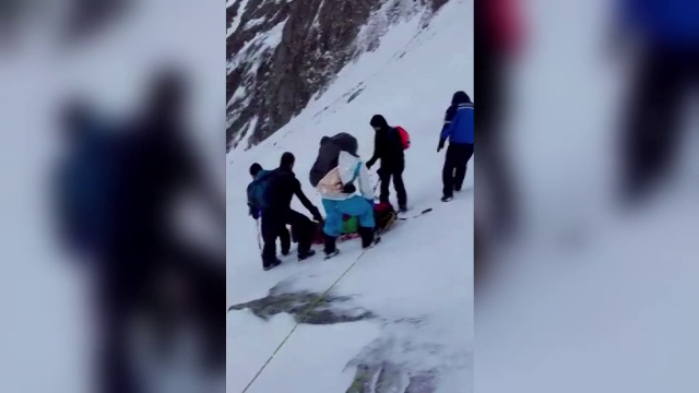 Constantean salvat din Muntii Fagaras dupa ce si-a fracturat piciorul. Filmul operatiunii de salvare