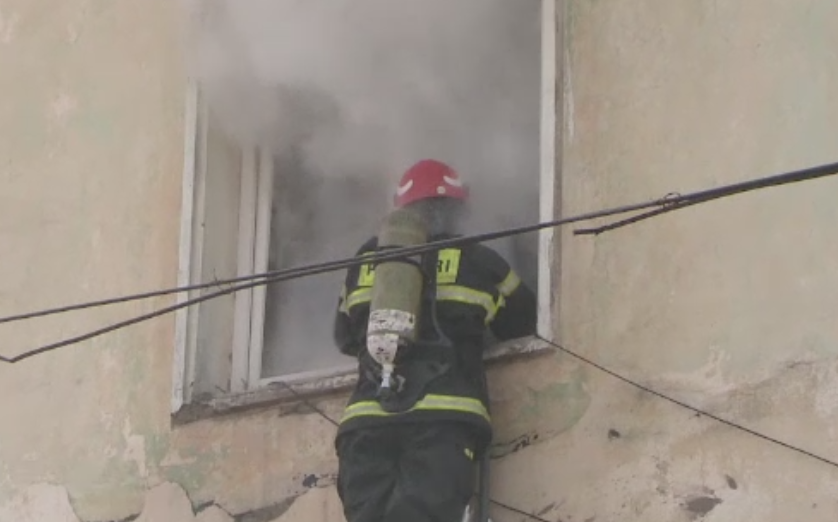 Panica intr-un bloc din Iasi, dupa ce un apartament a luat foc pentru a treia oara. Cine este vinovatul pentru incendii