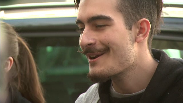 Surpriza de care a avut parte un elev care a venit la simulare cu o mustata in stil Caragiale: "Ma multumesc cu un 6"