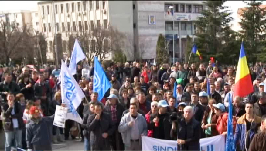 Infrastructura deplorabila ar putea muta uzina Dacia in nordul Africii. 8.000 de angajati au protestat pentru autostrada