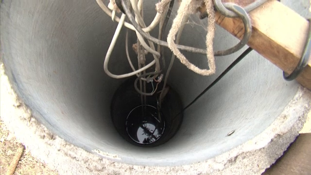 A încercat să recupereze salamul căzut în fântână. În ce stare a ajuns la spital