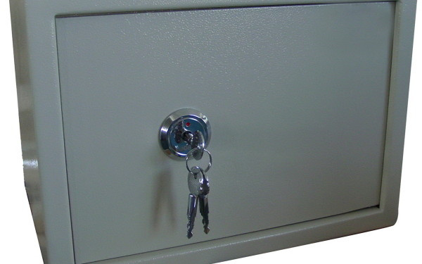 Un seif cu 110.000 de euro, furat din casa unui om de afaceri din Bistrita. Socul barbatului cand s-a uitat pe camere