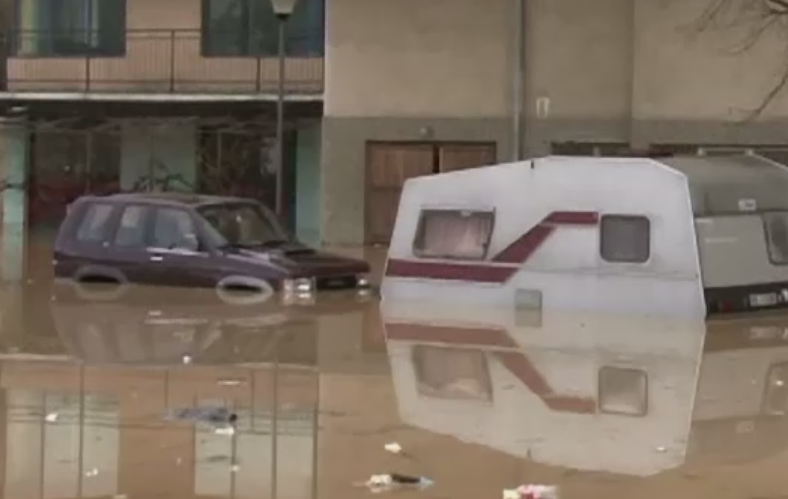 Inundatii puternice in Serbia. Zeci de familii si-au parasit casele in pericol sa fie luate de viituri