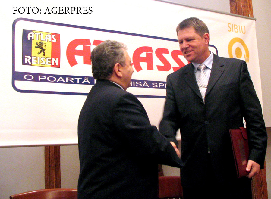 Ilie Carabulea, patronul Holdingului Atlassib si Klaus Iohannis, primarul Sibiului. Holdingul Atlassib va sponsoriza un program cultural intitulat Sibiu - Capitala Culturala Europeana