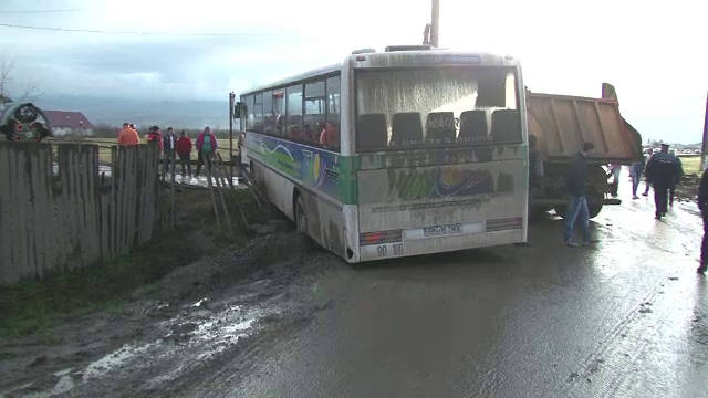 Un pieton a fost acrosat de un autobuz, dupa ce doua masini s-au lovit. Soferul sustine ca a vrut sa evite o basculanta