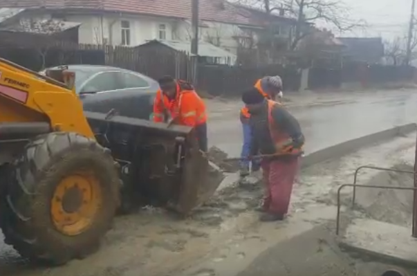 Muncitorii din Dambovita care au vrut sa puna borduri noi, insa au uitat un "ingredient" esential: cimentul. VIDEO