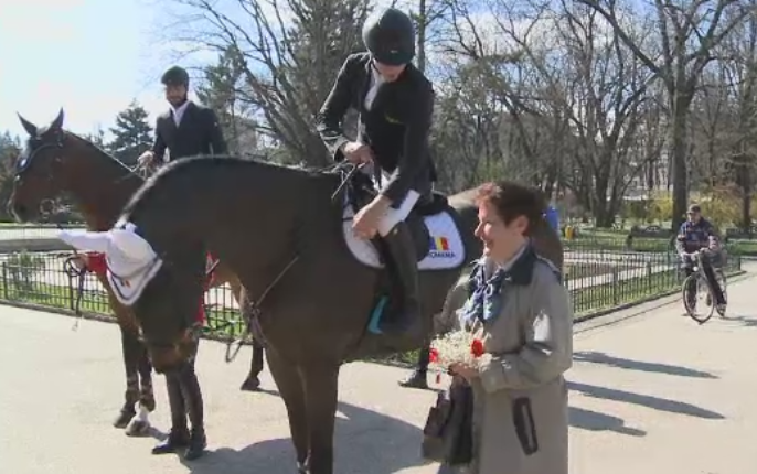 Surpriza pe care au avut femeile care au iesit la plimbare in Herastrau. Ce au primit de la cavaleri pe cai