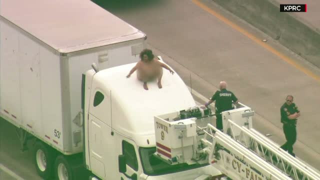 Complet goala pe capota unui camion. Motivul pentru care femeie s-a expus asa pe o autostrada din Texas