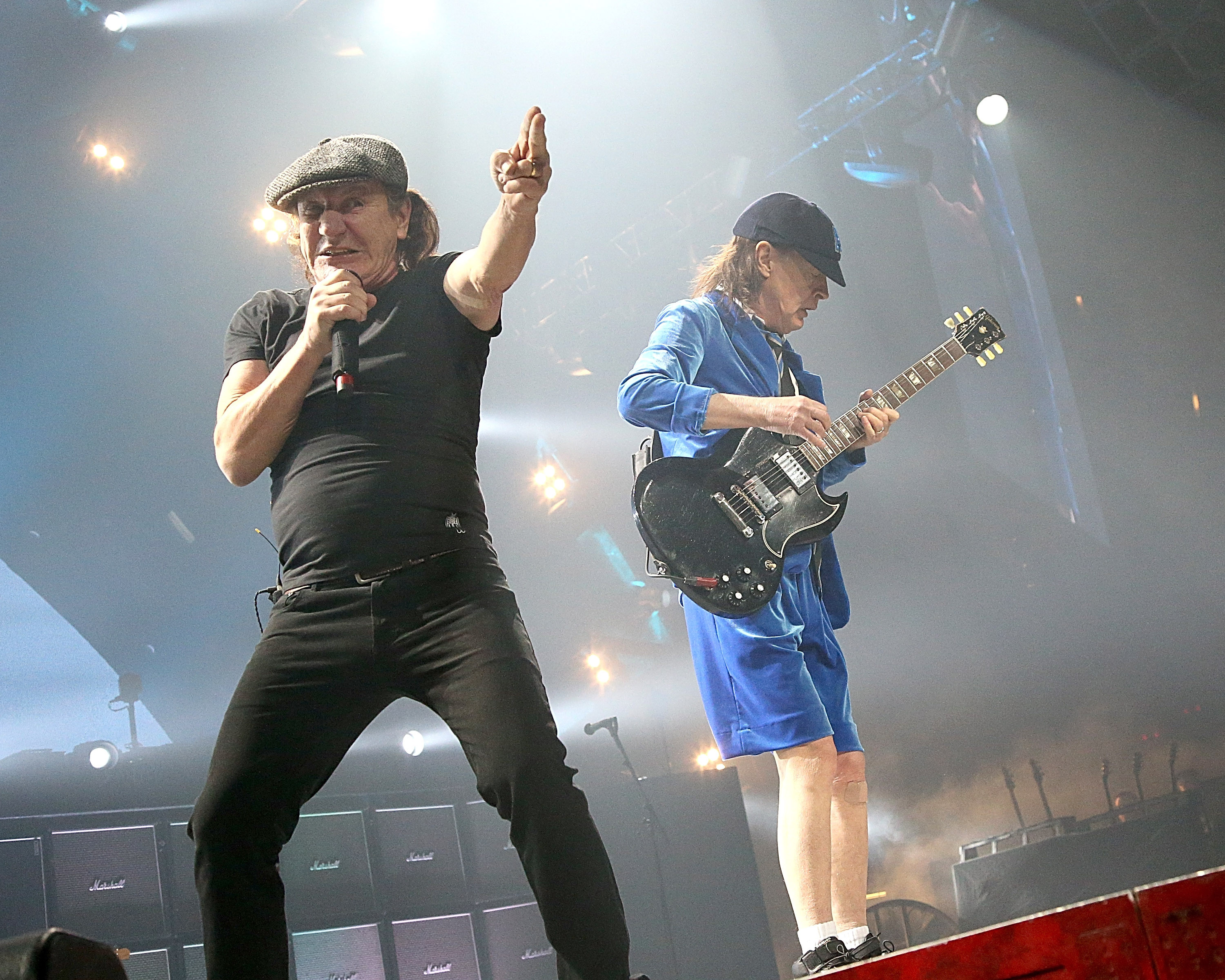 Solistul trupei AC/DC, Brian Johnson, risca sa ramana fara auz. Decizia luata de formatia australiana