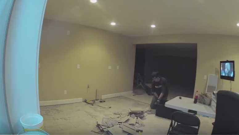 Sotia l-a lasat singur acasa, iar el a lucrat zi si noapte pentru a-i face o surpriza. Ce a descoperit ea cand s-a intors