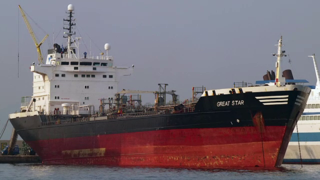 Un navigator roman, aflat in pericol, cere ajutorul autoritatilor romane sa se intoarca acasa. Unde este blocat