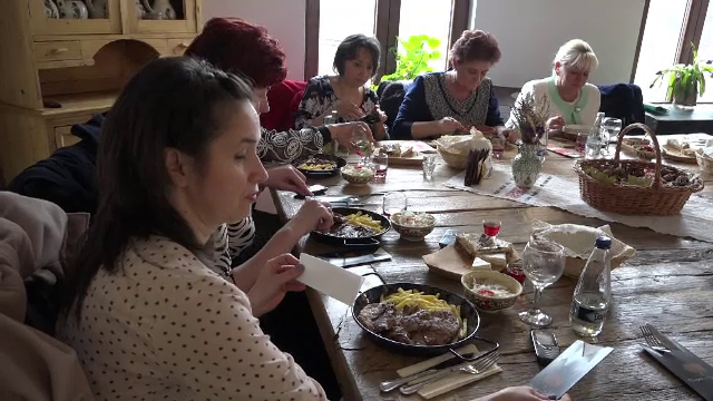 "364 de zile suntem noi la cratita, azi e randul barbatilor". Ce planuri si-au facut femeile de ziua lor