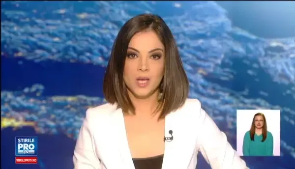 Complet goala pe capota unui camion. Motivul pentru care femeie s-a expus asa pe o autostrada din Texas