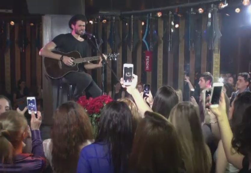 Petrecerile de 8 Martie au tinut pana dimineata in cluburile din tara. "Barbatii sunt acasa cu copiii"