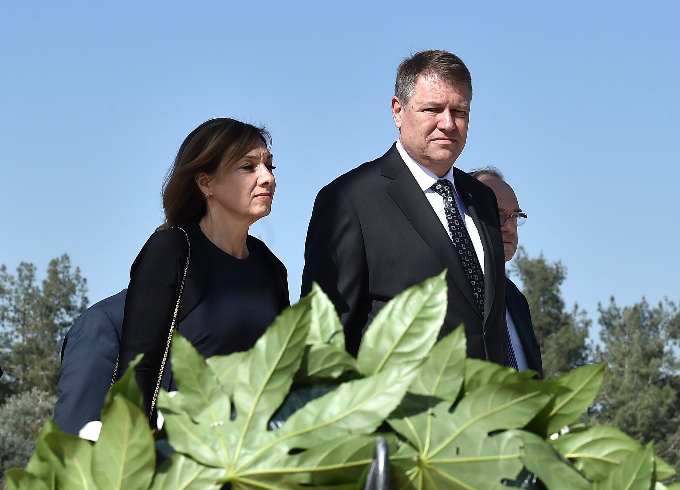 Klaus Iohannis a fost operat la umarul drept. Presedintele va fi externat din spital miercuri dimineata