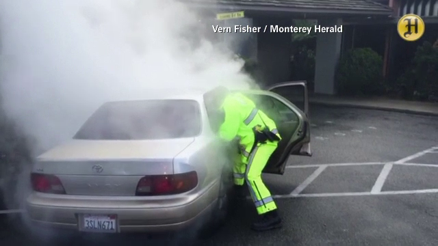 Momentul in care un pompier din California a salvat doi copii dintr-o masina care a luat foc