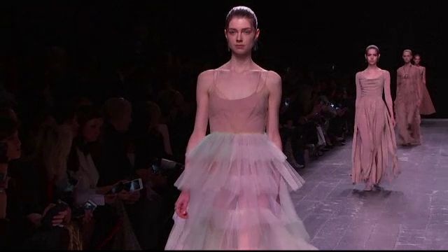 Noile colectii Chanel si Valentino aduc fusta care se "transforma" si costumul de balerina