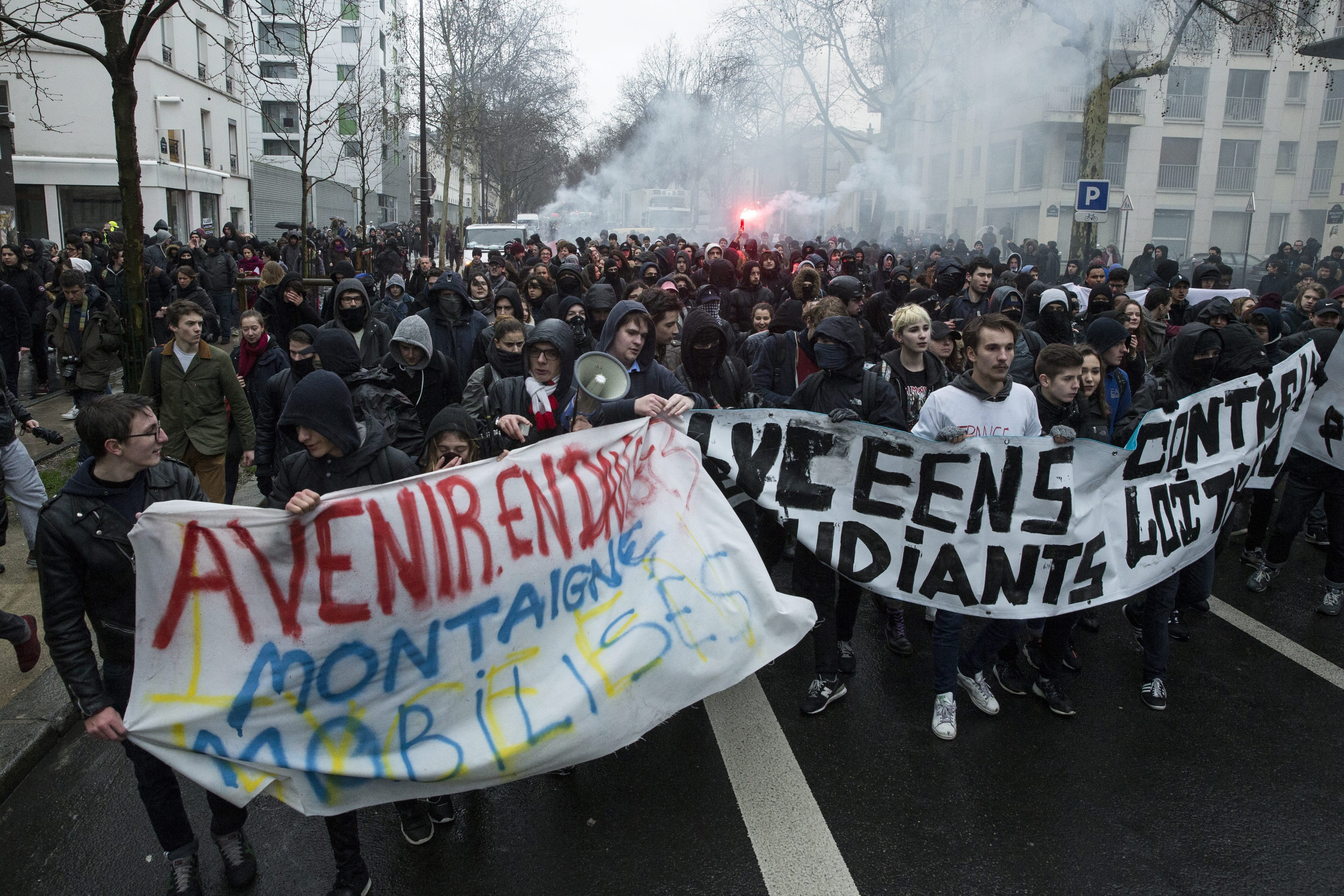 Legea care i-a scos in strada pe studentii din Paris. Protestele de amploare au blocat capitala Frantei