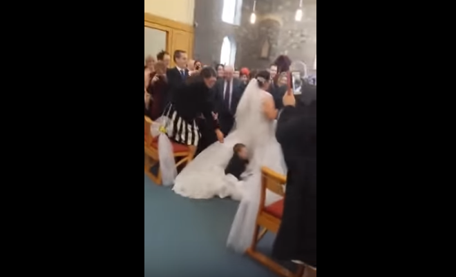 Mireasa planuise intrarea perfecta in biserica, dar nimeni nu se astepta la ce a urmat. Cum a reactionat tanara: VIDEO