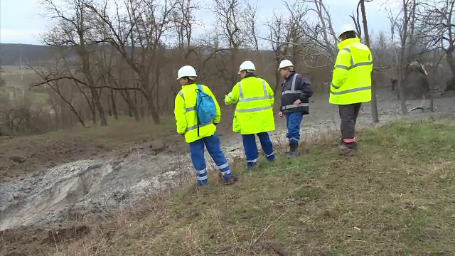 Pericol de explozie intr-o localitate din Gorj, dupa o alunecare de teren. O casa sta sa se prabuseasca