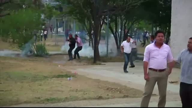 Bataie intre sindicalisti, studenti si politisti in Mexic. Totul a inceput de la alegerea noii conduceri a unei universitati