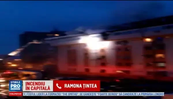 Incendiu puternic in Capitala. Mansarda unui bloc a fost cuprinsa de flacari