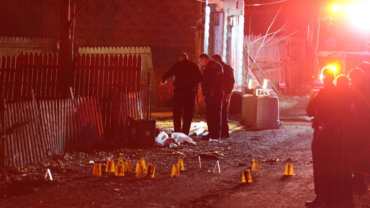 Cinci morti si trei raniti in Pennsylvania, dupa un schimb de focuri. Politia cauta cel putin doi atacatori