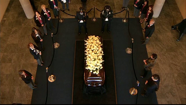 Ultim omagiu adus de americani fostei prime doamne Nancy Reagan. Funeraliile vor avea loc vineri