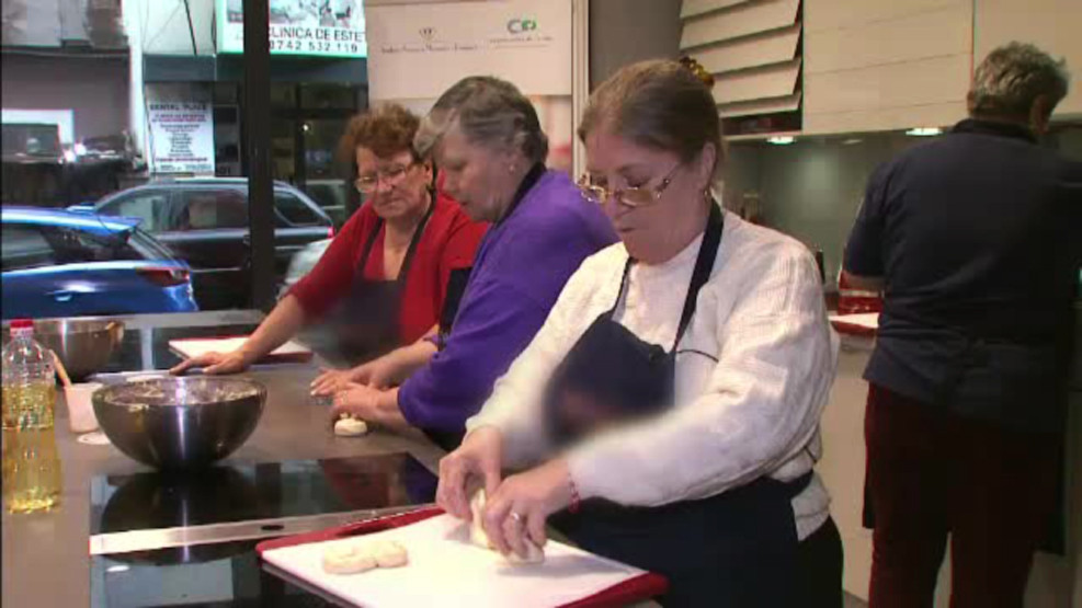 De Mucenici, Chefii au fost intrecuti la gatit de gospodinele de 70 de ani. "Din scoala imi placea sa umblu la coca"