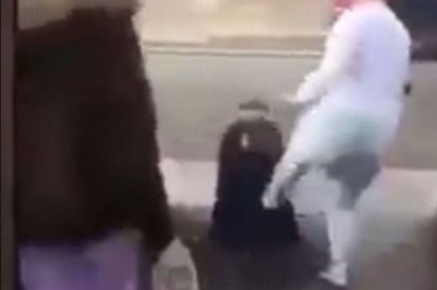 Imagini socante surprinse pe strada. Trei surori au fost arestate dupa ce au batut si au tarat pe jos o fata de 14 ani