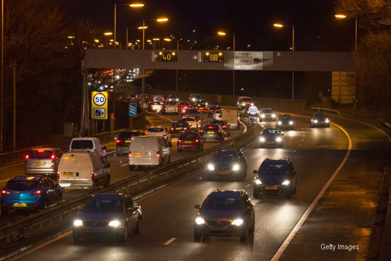 Imaginile misterioase surprinse miercuri noapte pe o autostrada in apropiere de Edinburgh. "Cred ca era un OZN." VIDEO