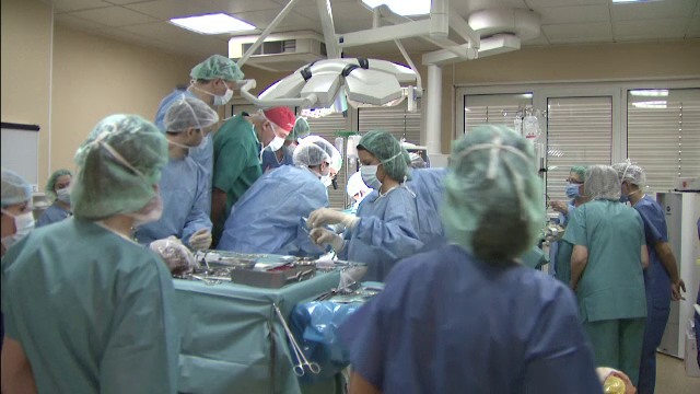 Primul transplant hepatic de la donator viu cu recoltare robotică, realizat la Institutul Clinic Fundeni