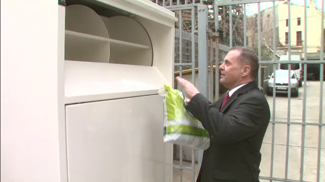 Primul container din Capitala in care poti lasa haine si incaltaminte pentru sarmani. Metoda anti-hoti folosita