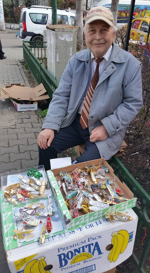 Confectioneaza sandale din materiale reciclate si le vinde cu 2 lei. Povestea care a impresionat mii de persoane