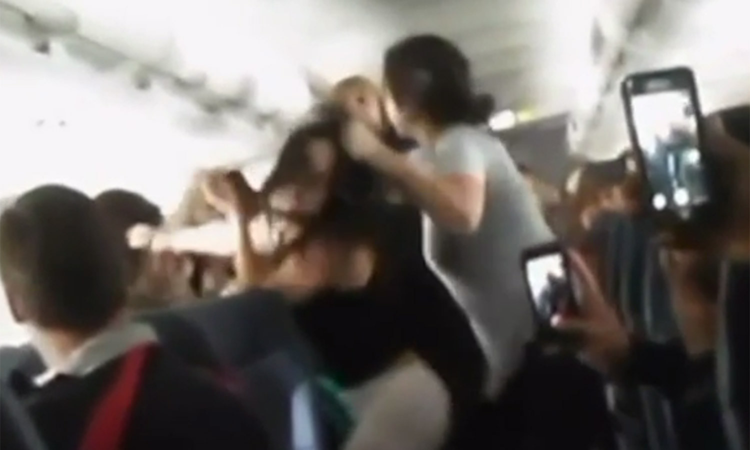 Bataie in toata regula la bordul unui avion: cinci femei s-au luat la harta. De la ce a pornit totul. VIDEO