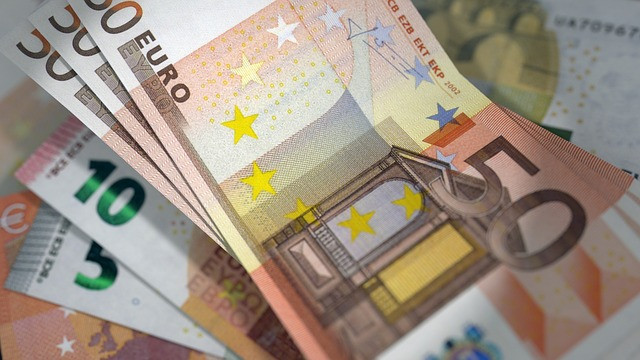 Scaderi dramatice la bursele internationale, dupa exploziile din Bruxelles. Ce s-a intamplat cu moneda Euro