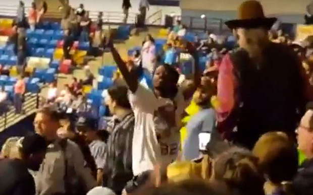 Scandal la un discurs al lui Trump. Un tanar de culoare este luat la bataie, insa tot el este pus la pamant de politie. VIDEO