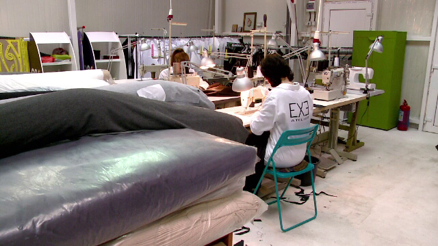 Daca cumperi o haina romaneasca, sustii locul de munca a 3 romani. Generatia Y a designerilor romani, la "Romania, te iubesc"