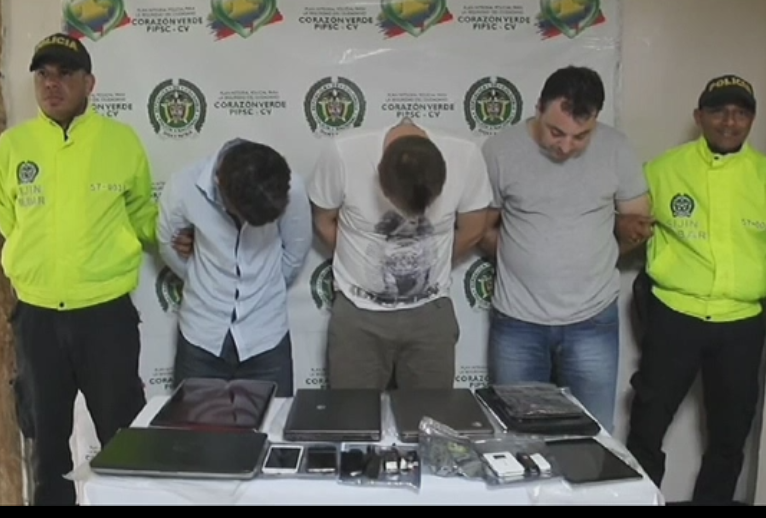 Trei romani au fost arestati in Columbia pentru ca ar fi clonat peste 100 de carduri. Ce au gasit politistii in locuinta lor