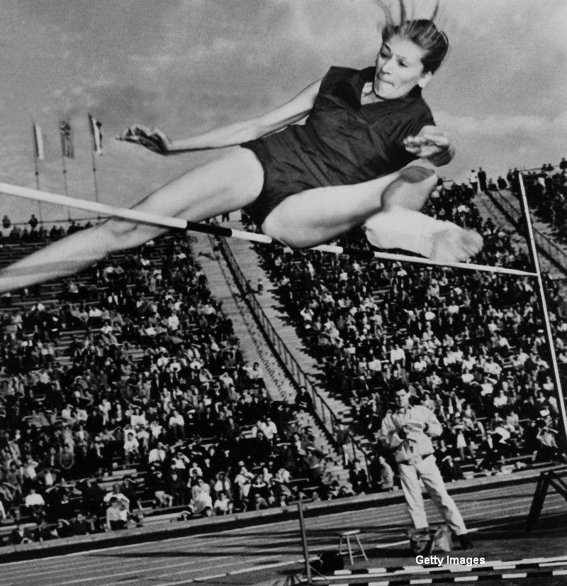 14 recorduri mondiale, 2 titluri olimpice si prima atleta desemnata pentru Hall of Fame. Cariera Iolandei Balas, in imagini