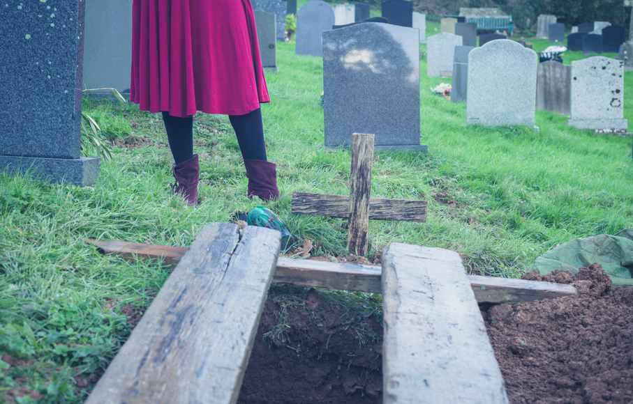 A fost anuntat ca sotia lui a murit, iar el s-a ocupat de inmormantare. Dupa 2 ani, a avut un soc cand s-a uitat la televizor