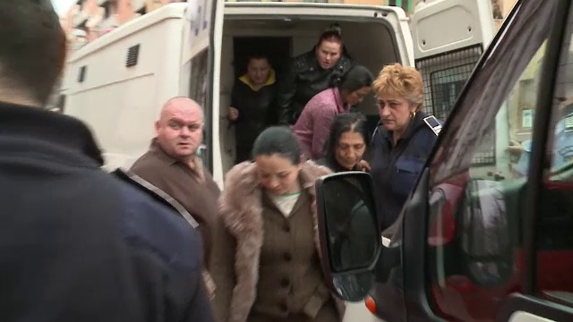 Schema cu care 8 aradeni au inselat sute de romani sarmani, carora le promiteau slujbe in afara. Ce gaseau odata ajunsi acolo