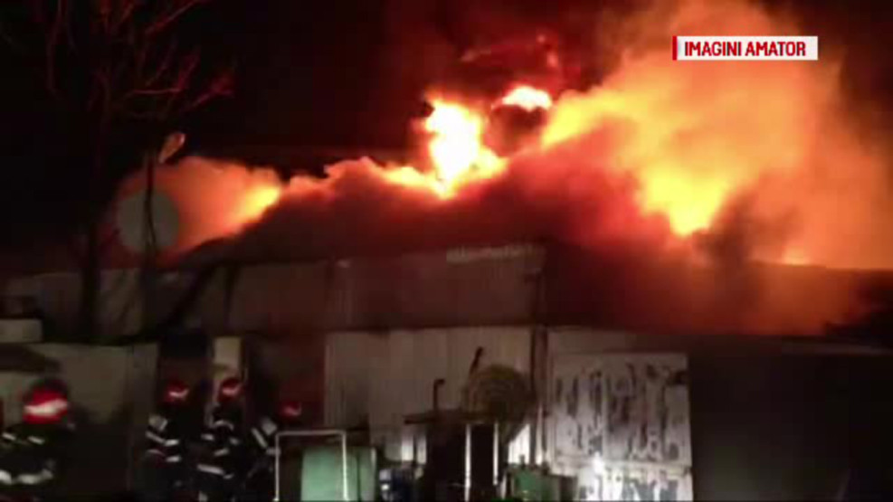 Incendiu urias in Piata Moghioros din Bucuresti. "Inauntru era un labirint de depozite si magazine"