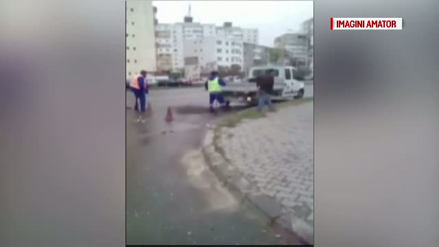 Muncitorii care au batatorit asfaltul cu picioarele lovesc din nou. Seful de echipa: "Pana luni, ce are daca sta asa?". VIDEO