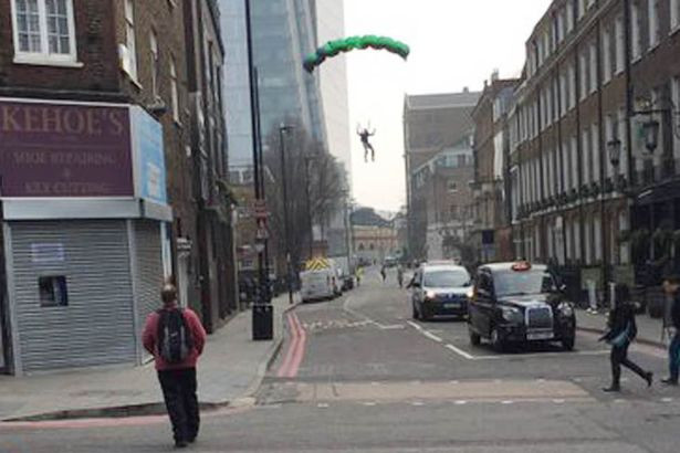 Cascadorie demna de filmele James Bond. A sarit cu parasuta de pe cea mai inalta cladire din Marea Britanie. VIDEO