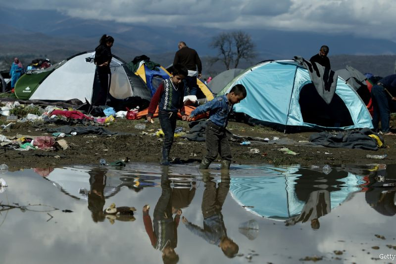 Imaginea care a facut inconjurul lumii. Momentul in care un bebelus este spalat in mocirla, intr-o tabara de refugiati
