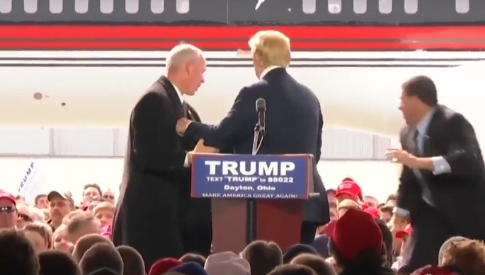 Momentul in care un protestatar a vrut sa se urce pe scena, alaturi de Trump. Secret Service a intervenit imediat. VIDEO