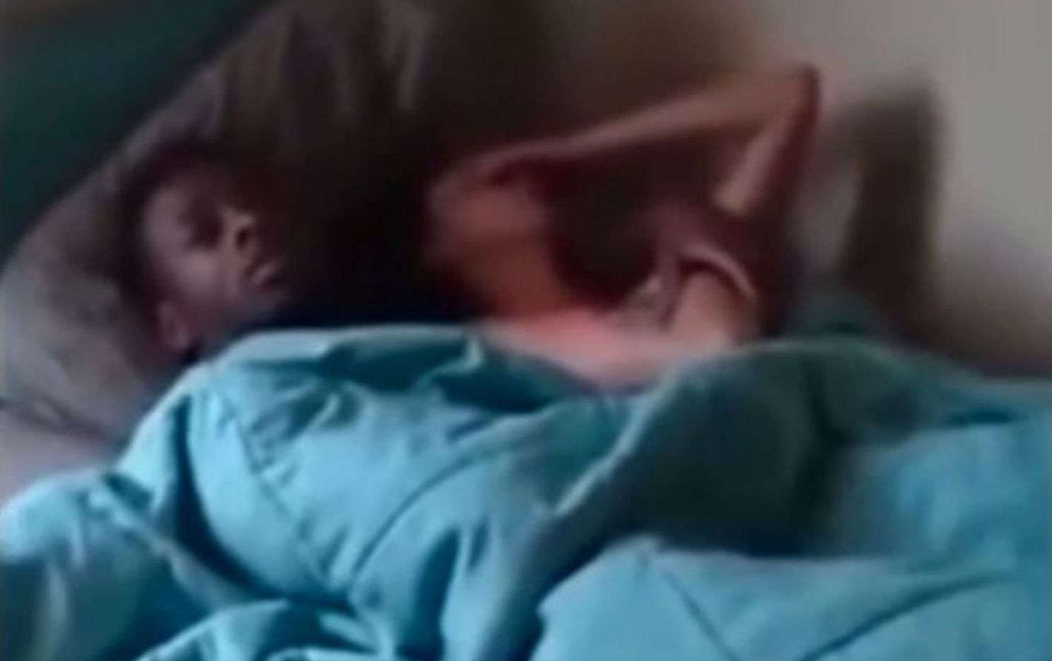 A prins-o in pat cu alt barbat, dupa ce a primit un pont de la un amic. Reactia celor doi este revoltatoare. VIDEO