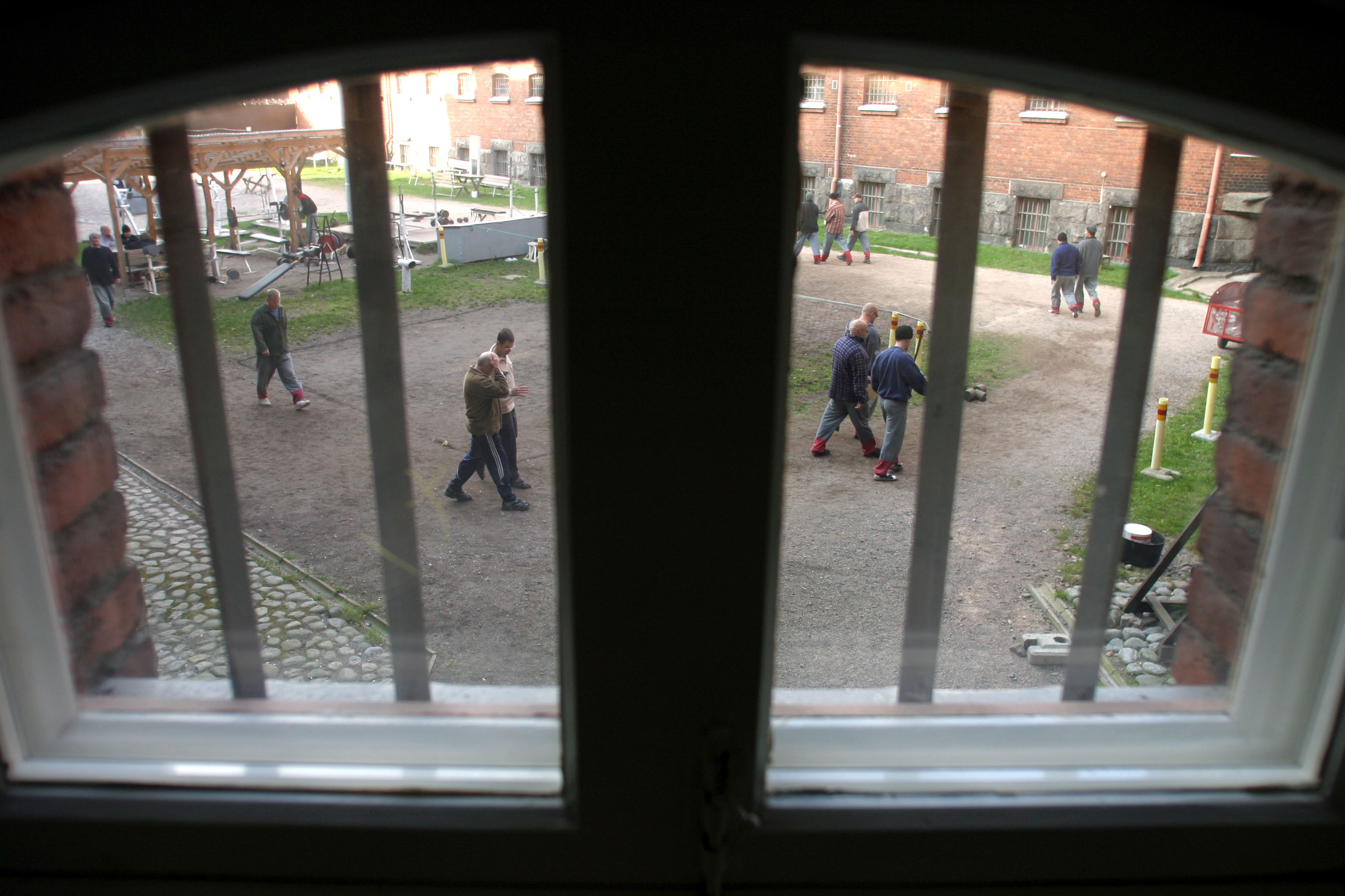 Tara in care detinutii umbla liberi prin orase si au propriile chei. Cum functioneaza cel mai permisiv sistem de detentie