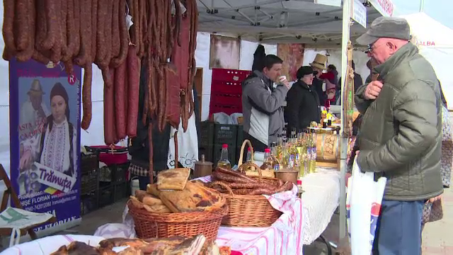 Ultima zi de belsug culinar inainte de Postul Pastelui a adus sute de oameni la targul produselor traditionale din Alba Iulia
